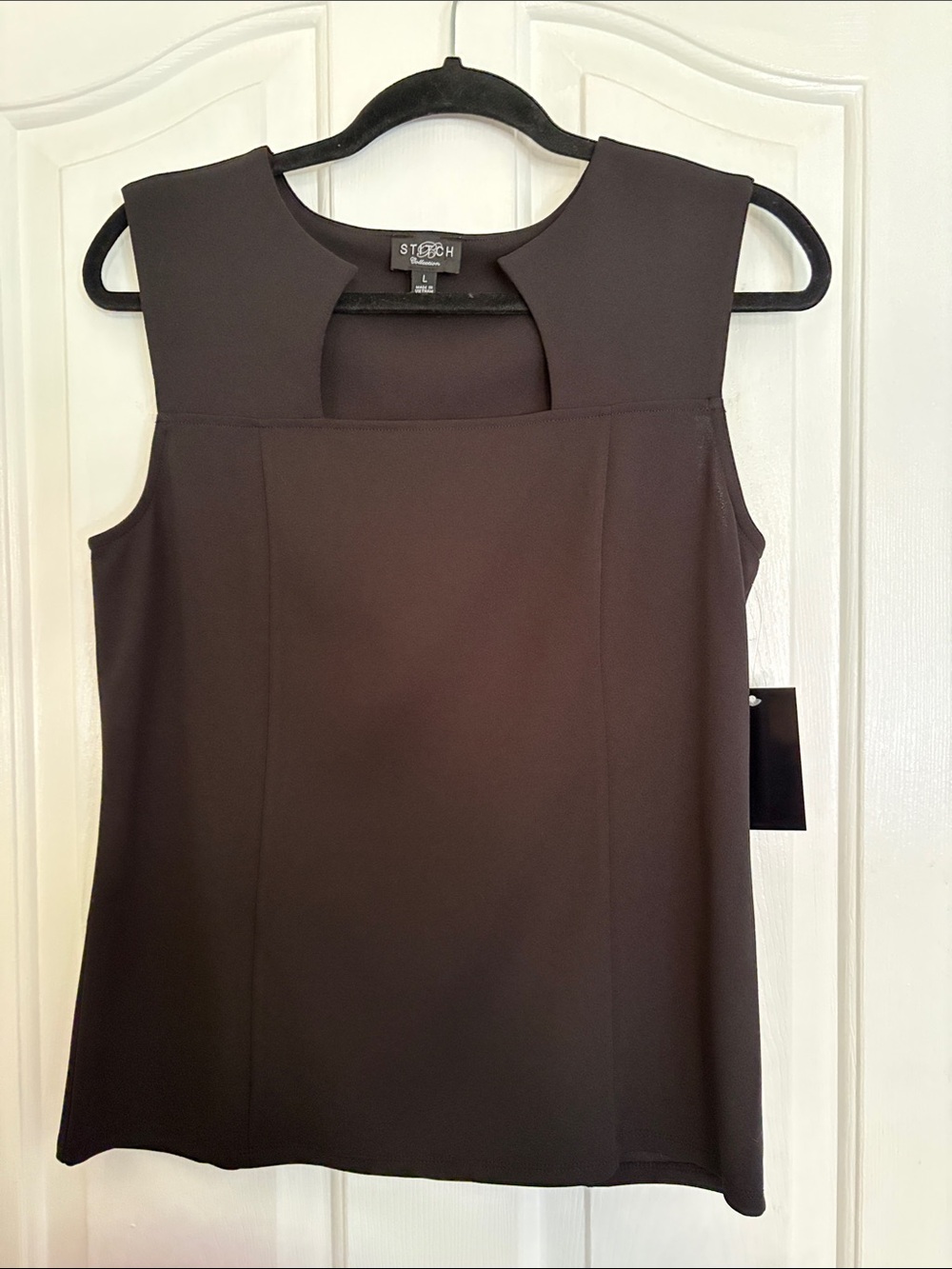 Black Keyhole Neck Shell